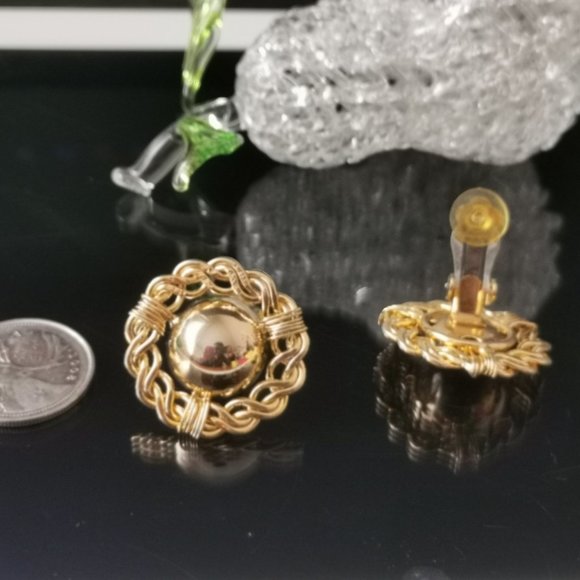 Vintage Curb Link Chain Domed Button Clip on Earring - Picture 5 of 6